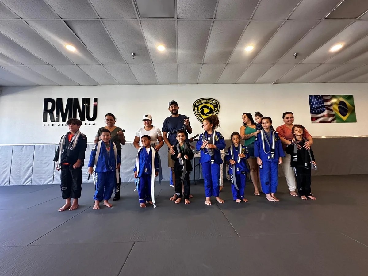 Youth students gathered on the mats at Robson Moura Jiu-Jitsu